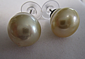 [*M*] south . Gold pearl earrings!13.3.