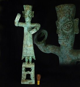 緑屋h■ 中国古玩　青銅器　人物立像　高約81cm　三星堆 唐物 時代物　i9/4-6748/13-A#160