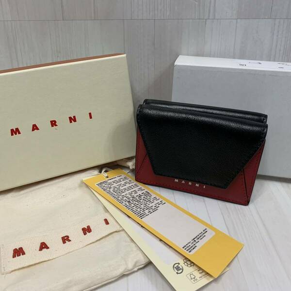 未使用 MARNI マルニ 三つ折り財布 ミニウォレット ブラック レッド PFMI0052U0 P2644 Z590N