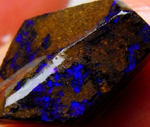 9.20 cts 天然 ボルダーオパール 原石 未研磨 鉱物標本