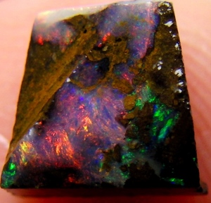 1.85 cts 天然 ボルダーオパール 原石 未研磨 鉱物標本
