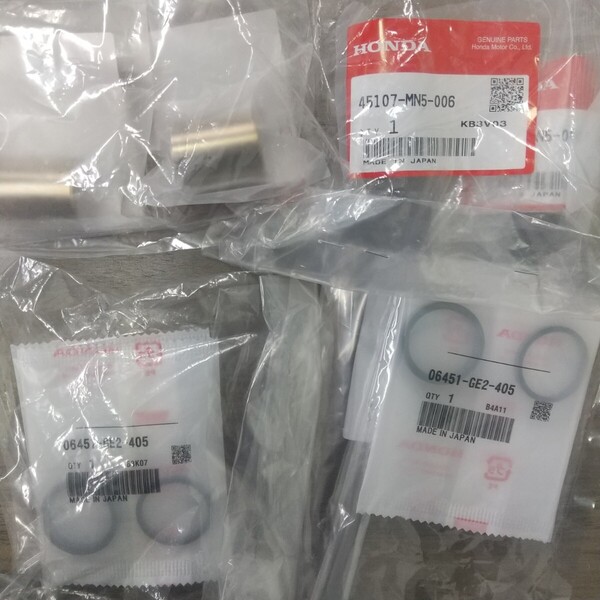VT400S NC46 VT750S RC58 フロントブレーキ フロントキャリパーピストン 純正未使用 新品