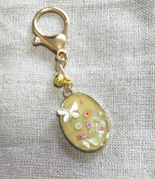 ちょうちょとお花のキーホルダー(ハンドメイド)