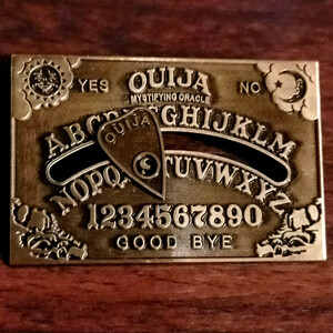 ピンバッチ　大きいサイズ　　可動式　ウィジャボード　　こっくりさん　黒魔術　魔法　降霊術　交霊術　　Ouija board　ウィジィボード
