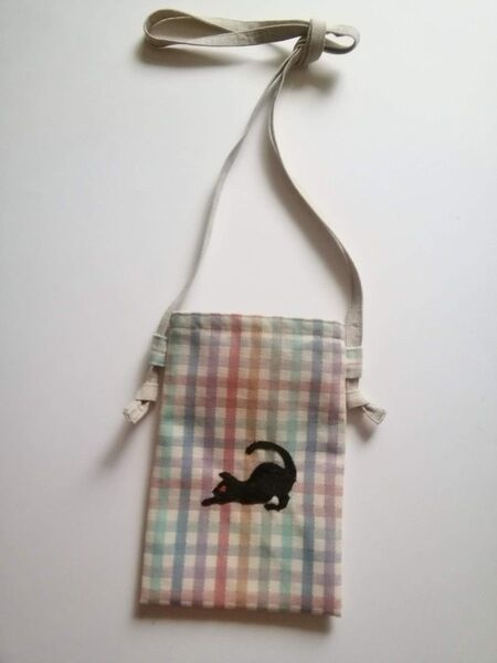 ハンドメイド スマホポーチ 黒猫刺繍入り