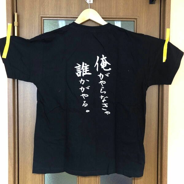 黒と水色のおもしろTシャツ