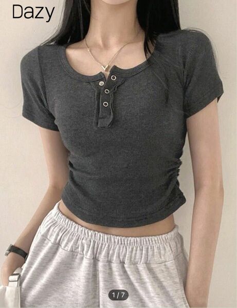 即日発送　新品　DAZY 女性の半袖tシャツカジュアル シンプルなボタンデザイン
