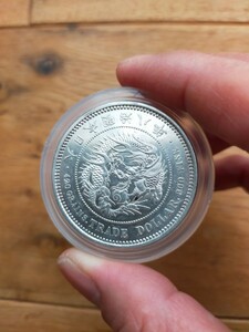 1円銀貨 　明治8年　貿易銀　本物保証 　直径38.7mm　重さ27.2ｇ 　近代貨幣 　真正品　稀少品