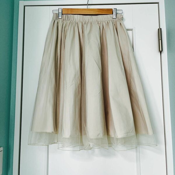 リバーシブル　スカート　淡いベージュ色　チュールとタフタ