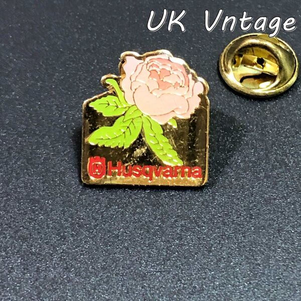 イギリス 輸入 雑貨 ラベルピン ピンバッジ 『 ハスクバーナ 薔薇 』 ピンバッチ (BAT674)