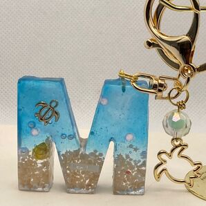 イニシャルキーホルダー レジンハンドメイ海 海亀 バックチャーム イニシャルキーホルダーM