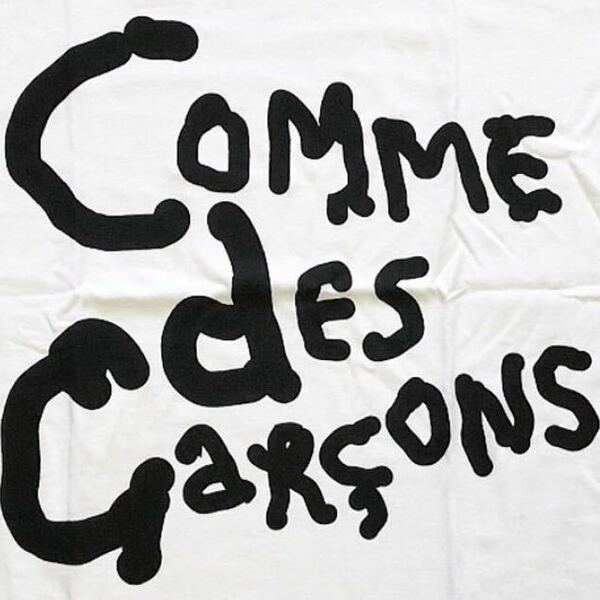 希少 コムデギャルソン COMME des GARCONS 青山限定 2023 リニューアル記念 アリサヨッフェ Alisa Yoffe メッセージ CDG ロゴ Tシャツ M