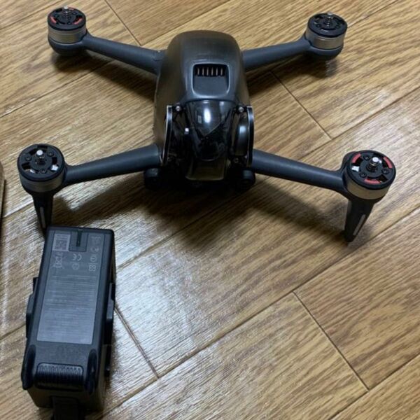 Dji fpv 本体、プロペラとバッテリー付き