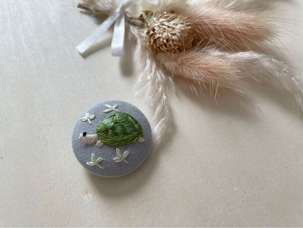 カメさんの刺繍ヘアゴム くるみボタン