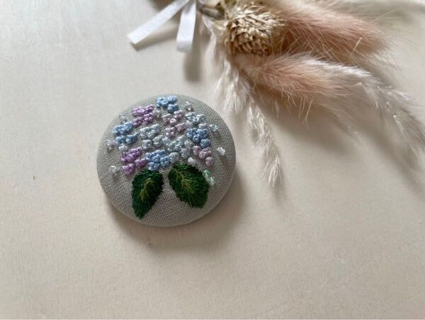 紫陽花の刺繍ブローチ くるみボタン