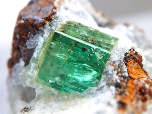  gem quality contains emerald . rock attaching green pillar stone crystal crystal raw ore specimen afgani Stan production approximately 15ct 5