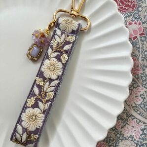 ハンドメイド ハンドメイドキーホルダー インド刺繍リボン ストラップ お花 紫
