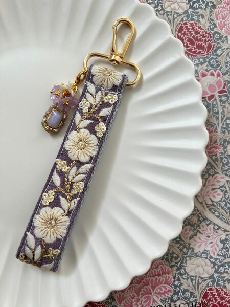 ハンドメイド ハンドメイドキーホルダー インド刺繍リボン ストラップ お花 紫