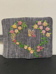 ☆ハンドメイド　☆マルチケース　No 2 お薬手帳入れ　通帳入れ　母子手帳入れ　プレゼント　手刺繍　花　ハート リネン