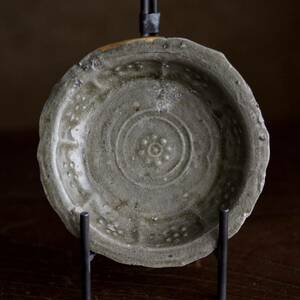 [ диаметр 10.3cm] Goryeo селадон .. лотос . документ маленькая тарелка flat чашечка для сакэ Goryeo времена посуда для сакэ sake чашечка для сакэ чайная посуда старый .. антиквариат осмотр Joseon Dynasty утро . мука синий песок контейнер 