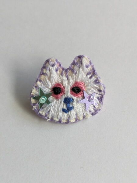 刺繍ブローチ　ハンドメイド　猫(ΦωΦ)