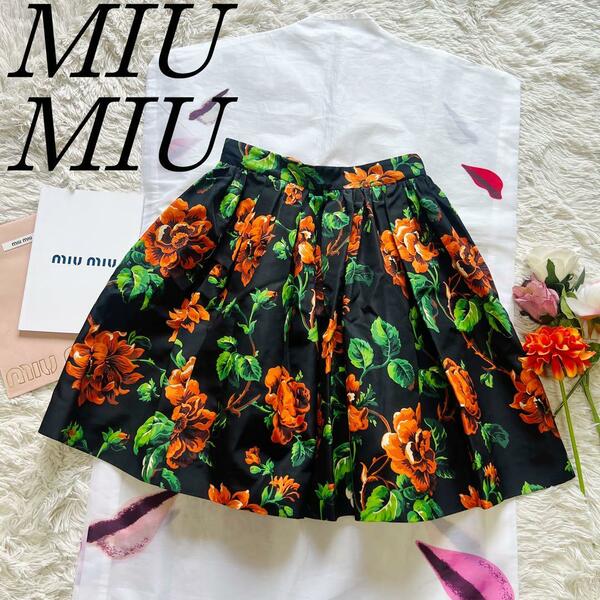 【美品】MIU MIU 総柄フレアスカート ブラック 花柄 オレンジ 36 ミュウミュウ S