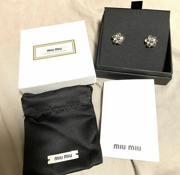 新品未使用 ミュウミュウmiumiu クリスタルビジュー スタッズピアス◆お花デザイン イヤリング アクセサリージュエリー プラダprada