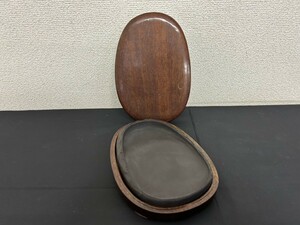 A3　硯　古硯　模様あり　彫刻　骨董品　書道道具　横約11.5㎝　縦約18㎝　厚み約2㎝　約670g　木箱付き　中国？　現状品