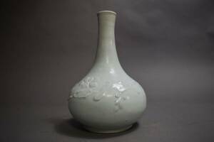 【英】A1354 時代 李朝白磁陰刻瓶 中国美術 朝鮮 韓国 高麗 李朝 白瓷 骨董品 美術品 古美術 時代品 古玩