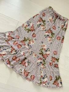 ☆美品　カネコイサオ　薔薇柄　裾ピコフリル、リボン　カットソー　スカート