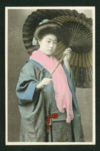 《傘をさす美人：戦前手彩色絵葉書》KW:芸者　着物　風俗　歴史　古写真　資料　当時物
