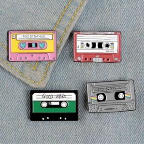 カセットテープ カセット ピンバッジ ピンズ バッジ プレゼント 雑貨 バッヂ コサージュ おもちゃ オモチャ 古着 玩具 裁縫