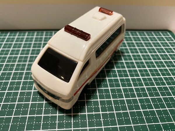 トミカ マクドナルド ハッピーセット日産 アンビュラス 2014