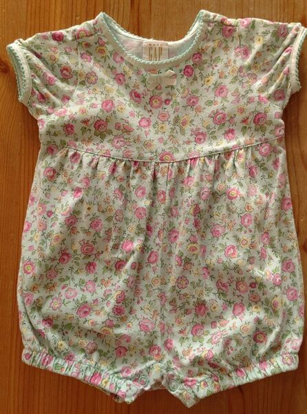 70 xs 3mos 半袖 ロンパース 綿100% 水色系+花 ギャップ GAP 花柄 女の子