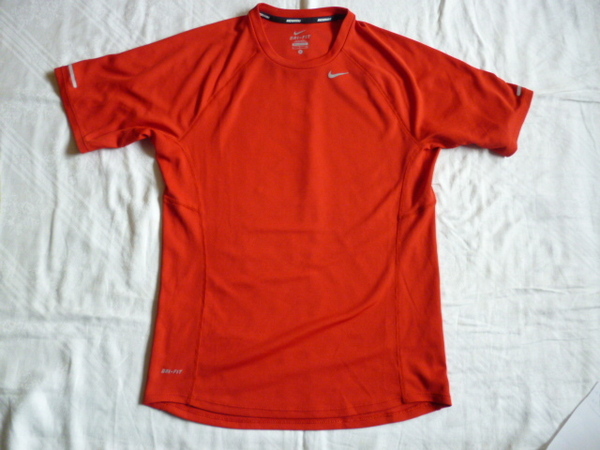 美品　NIKE　ナイキ　DRI-FIT　ランニング　シャツ　S サイズ　レッド　赤
