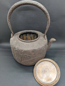 1円スタート 時代物【龍文堂 花紋 鉄瓶 茶器】茶道具 煎茶道具 作家 銘 在銘 骨董 金属工芸 日本 伝統 工芸 古美術 歴史 資料 コレクション