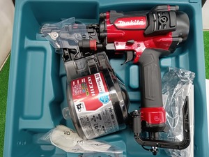 未使用品 マキタ makita 75mm 高圧 エア 釘打機 エアダスタ付 赤 AN731H