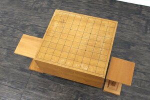 【行董】将棋盤 一枚板 駒置き 厚み18.5cm 36cm×33cm 柾目 駒台付 脚付き 現状品 木 ボードゲーム AS600ABY40