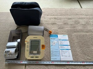 戸0506 オムロン デジタル自動血圧計 HEM-7000 上腕式血圧計