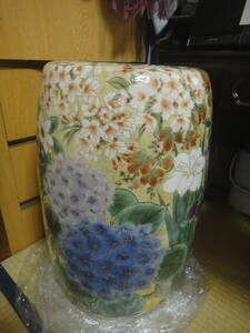 陶　トウアン　超豪華な陶器の傘立て　色々な花の絵が手描きでこれでもかと豪華に描かれた大きな傘立てです。　箱無し　