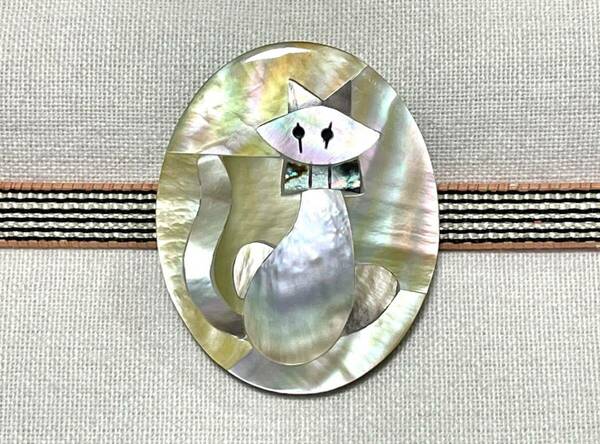 NO.1473 帯留め 貝細工 シェル 猫 リメイク品(帯留 帯飾り 和装小物)ハンドメイド品