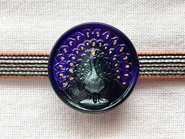 NO.1540 帯留め 直径33mm クジャク 孔雀 チェコガラス リメイク品(帯留 帯飾り 和装小物)ハンドメイド品
