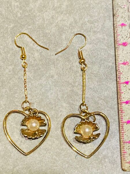 ハンドメイド品ピアス 貝殻 パール ゴールド 激安商品.最終値下げ。