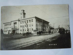 宮城県仙台市役所の庁舎の絵はがき。庁舎前に市電。時代色のある古い絵葉書です。
