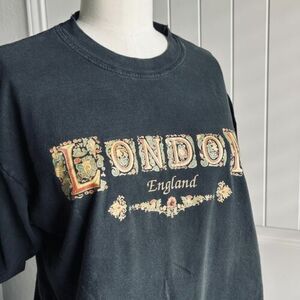 London England Calligraphy Ye Olde Gold Calligraphy T-Shirt Medium Black 海外 即決