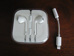 Apple iPhone付属品 "EarPods（3.5 mmヘッドフォンプラグ）" + "Lightning - 3.5 mmヘッドフォンジャックアダプタ(A1749)"