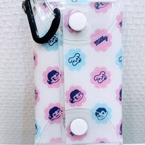 新品。不二家 ペコちゃん・カラビナ付きクリアマルチケース