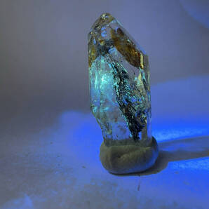 【E25147】 新産地! 石油入り水晶 オイルインクォーツ 水晶 蛍光鉱物 水晶