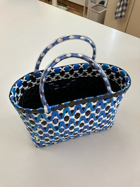 (みな・みな)ハンドメイド PPバンド 鞄 中サイズ 黒×白×青×水色