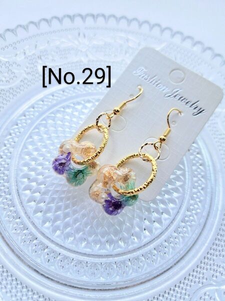 29.ハンドメイドピアス/イヤリング ドライフラワー レジン ゴールド